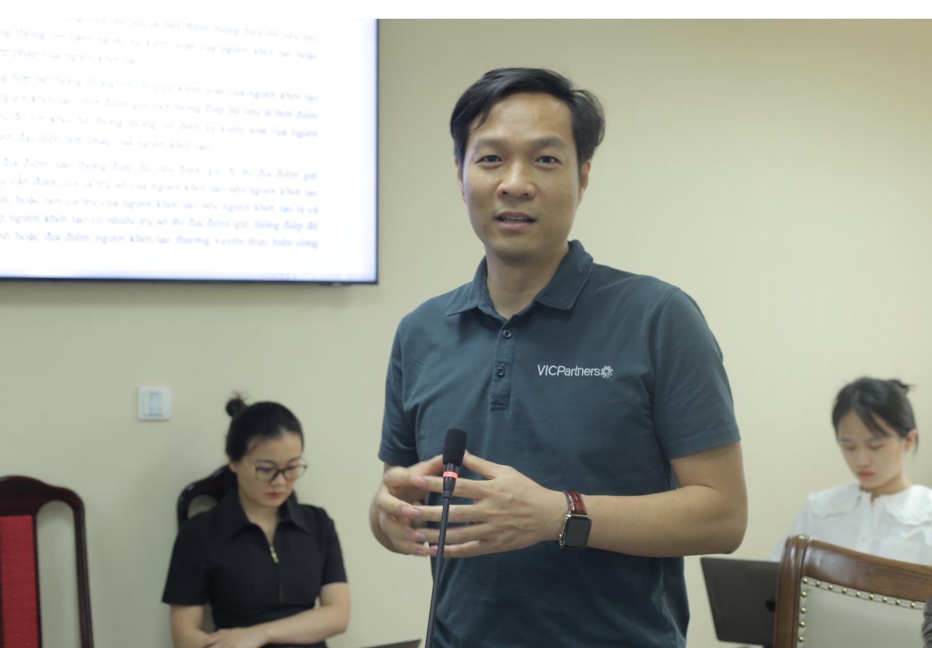 TS. Nguyễn Thị Minh Huyền, Chủ tịch CLB VLSP tham gia đóng góp ý kiến.